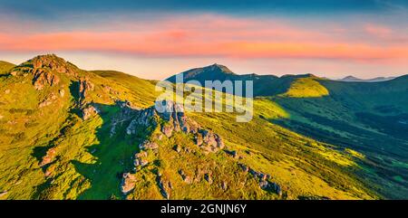 Panorama-Sommer-Ansicht von fliegenden Drohnen der Karpaten Berge. Erstaunliche Abendszene der beliebten touristischen Destination - Pip Ivan Peak, Ukraine, EU Stockfoto