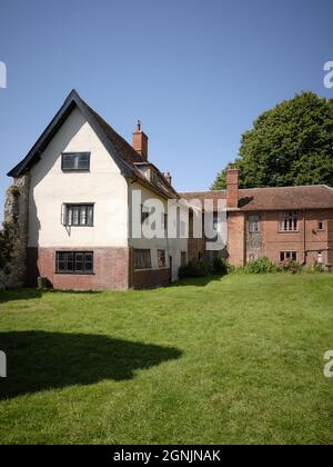 Die Pro Corda Musikakademie, halb georgianisches und halb Tudor Bauernhaus auf dem Gelände der Leiston Abbey aus dem 14. Jahrhundert in Suffolk, England Stockfoto