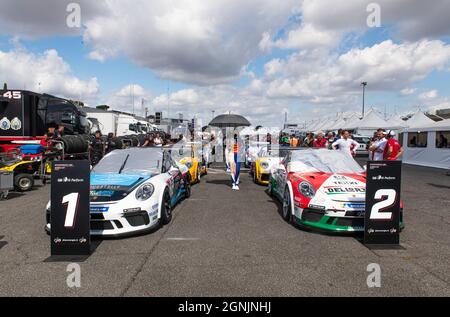 Vallelunga, italien 19. september 2021 Aci Rennwochenende. Viele Rennwagen auf Asphaltstrecke im Circuit Paddock Porsche carrera Show ausgerichtet Stockfoto