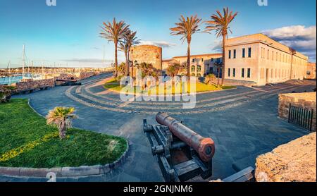Fesselndes Stadtbild der Stadt Alghero am Morgen, Provinz Sassari, Italien, Europa. Malerische Sommerszene der Insel Sardinien, mediterrane Meereslandschaft Stockfoto