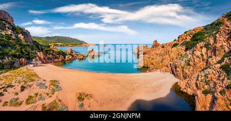 Panoramablick auf den Strand von Li Cossi am Morgen. Spannende Frühlingsszene von Costa Paradiso, Insel Sardinien, Italien, Europa. Atemberaubende mediterrane Meereslandschaft. Be Stockfoto