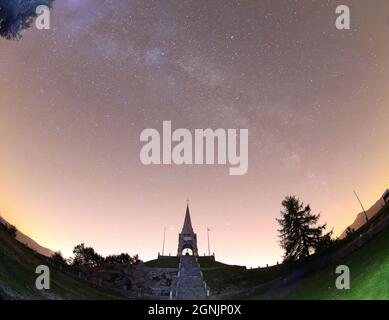 Monumentales Beinhaus des Monte Cimone mit verschwommenem Lichtband der Milchstraße in Norditalien im Sommer Stockfoto