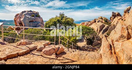 Panorama-Sommer-Ansicht des beliebten Touristenziel - Rock of the Bear. Herrliche Morgenlandschaft der Insel Sardinien, Capo D'orso, Provinz Olbia-Tempi Stockfoto