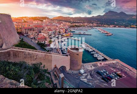 Toller Sonnenuntergang am Hafen von Calvi. Fantastischer Sommerabend auf Korsika, Frankreich, Europa. Unglaubliche Meereslandschaft des Mittelmeers. Reisekonzept BA Stockfoto