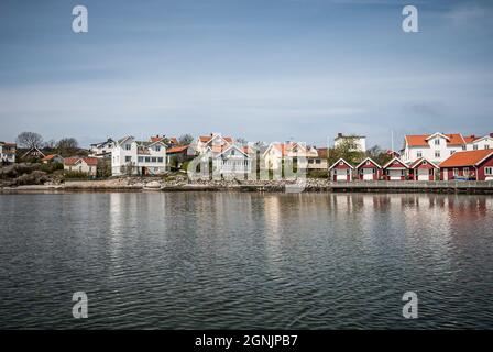 Lysekil, Schweden - Mai 04 2008: Kleine Häuser an der Meeresforschungsstation Kristineberg Stockfoto