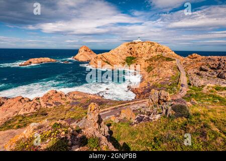 Atemberaubende Morgenansicht des Kap Pietra mit dem Leuchtturm Phare de la Pietra im Hintergrund. Majestätische Sommerszene von Korsika, Frankreich, Europa. Tra Stockfoto