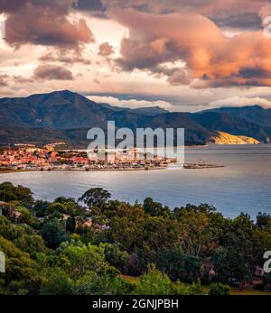 Spektakuläres Stadtbild im Sommer des Hafens von Saint-Florent, Departement Haute-Corse in Frankreich, Europa. Toller Sonnenuntergang auf Korsika. Unglaubliche Meereslandschaft Stockfoto