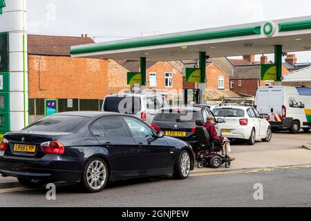 Northampton, 26. September 2021. Treibstoffmangel in Garagen aufgrund fehlender LKW-Fahrer, Fahrer, die an Marks und Spencers Abington Avenue anstehen. Kredit: Keith J Smith./Alamy Live Nachrichten. Stockfoto