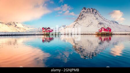 Panorama-Sonnenaufgang im Winter auf einem kleinen Fischerdorf - Ramberg, Lofoten Islands, Norwegen, Europa. Atemberaubende Morgendüfte des norwegischen Meeres, Rambergs Stockfoto