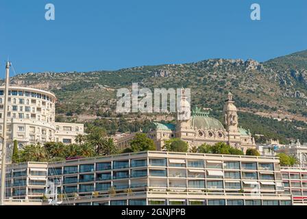 Monaco, Monaco - Juli 08 2008: Hotel de Paris und Casino de Monte-Carlo mit hohen Bergen im Hintergrund Stockfoto