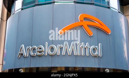 Logo am Hauptsitz des Unternehmens ArcelorMittal France, einer französischen Tochtergesellschaft des globalen Stahlkonzerns ArcelorMittal Stockfoto