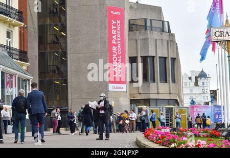 Brighton UK 26. September 2021 - außerhalb der Labour Party Konferenz im Brighton Center : Credit Simon Dack / Alamy Live News Stockfoto