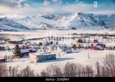 Luftaufnahme des Dorfes Bostad, Insel Vestvavoy, Norwegen, Europa. Herrliche Morgenszene auf den Lofoten-Inseln. Neblige Winterlandschaft des norwegischen Meeres. Lif Stockfoto