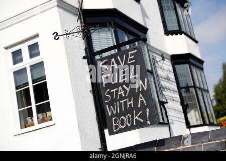 Hathern, Leicestershire, Großbritannien. September 2021. Ein Schild vor einem Buchladen macht sich über die Kraftstoffkrise lustig, nachdem die Regierung die Menschen drängte, trotz Lieferproblemen, die einige Stationen geschlossen haben, weiterhin Benzin zu kaufen. Quelle: Darren Staples/Alamy Live News Stockfoto