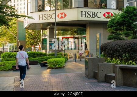 HSBC Malaysia bei Sonnenuntergang mit einer Person, die vorbei geht, Chinatown, Kuala Lumpur Stockfoto