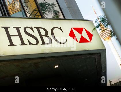 HSBC Malaysia, Chinatown, mit dem KL Tower im Hintergrund, Kuala Lumpur Stockfoto