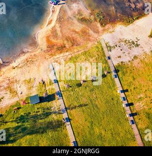 Direkter Blick von der fliegenden Drohne auf das Ufer des Svityaz Lake. Sonnenszene am Morgen des Shatsky-Nationalparks, Region Wolyn, Ukraine, Europa. Schönheit Stockfoto