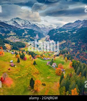 Blick von der fliegenden Drohne auf das Dorf Wengen, Bezirk Lauterbrunnen. Düstere Herbstszene der Schweizer Alpen. Atemberaubende Landschaft der Schweiz Landschaft, Stockfoto