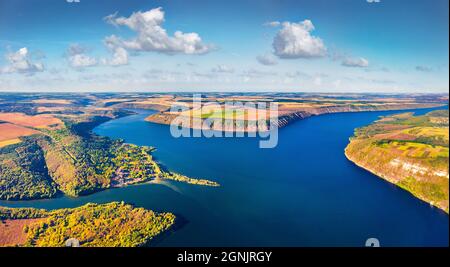 Atemberaubende Morgenansicht von der fliegenden Drohne der Bakotska Bay. Helle Sommerszene des Flusses Dnister, Ukraine, Europa. Schönheit der Natur Konzept backgroun Stockfoto