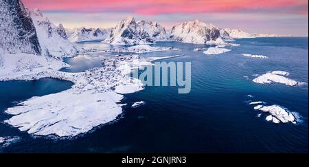 Blick von der fliegenden Drohne der Villeneule reine. Aufregender Sonnenuntergang auf dem beliebten Touristenziel - Lofoten Island. Erstaunliche Winteransicht von Norwegen, Europa. B Stockfoto