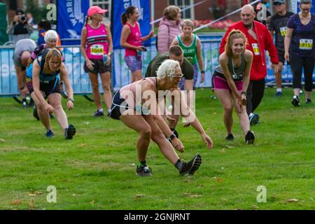 Warrington, Großbritannien. September 2021. Warrington, Großbritannien. September 2021. Das Warrington Running Festival fand rund um die örtlichen Straßen statt, darunter ein Halbmarathon, ein 10K-, ein 5K- und ein Kinderlauf. Organisiert von „Run Through“ begannen die Veranstaltungen von der Winmarleigh Street aus und endeten an den legendären Golden Gates vor Warrington's Town Hall Credit: John Hopkins/Alamy Live News Stockfoto