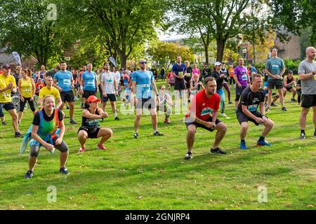 Warrington, Großbritannien. September 2021. Sonntag, 26. September 2021 - das Warrington Running Festival fand rund um die örtlichen Straßen statt, darunter ein Halbmarathon, 10.000, 5.000 und ein Kinderlauf. Organisiert von „Run Through“ begannen die Veranstaltungen von der Winmarleigh Street aus und endeten an den legendären Golden Gates vor Warrington's Town Hall Credit: John Hopkins/Alamy Live News Stockfoto