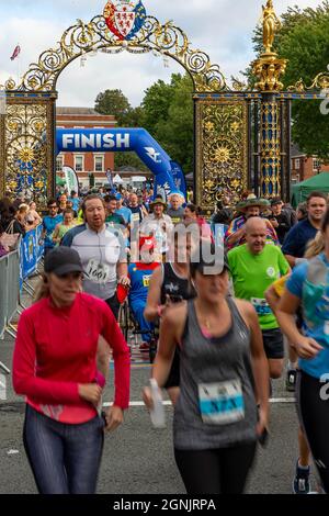 Warrington, Großbritannien. September 2021. Sonntag, 26. September 2021 - das Warrington Running Festival fand rund um die örtlichen Straßen statt, darunter ein Halbmarathon, 10.000, 5.000 und ein Kinderlauf. Organisiert von „Run Through“ begannen die Veranstaltungen von der Winmarleigh Street aus und endeten an den legendären Golden Gates vor Warrington's Town Hall Credit: John Hopkins/Alamy Live News Stockfoto