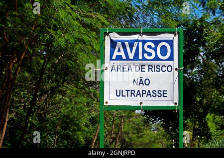 RIO DE JANEIRO, BRASILIEN - 30. NOVEMBER 2019: Warnschild auf portugiesisch mit der Aufschrift: Aushalten, Risikogebiet, kein Betreten Stockfoto