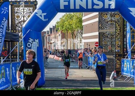 Warrington, Großbritannien. September 2021. Sonntag, 26. September 2021 - das Warrington Running Festival fand rund um die örtlichen Straßen statt, darunter ein Halbmarathon, 10.000, 5.000 und ein Kinderlauf. Organisiert von „Run Through“ begannen die Veranstaltungen von der Winmarleigh Street aus und endeten an den legendären Golden Gates vor Warrington's Town Hall Credit: John Hopkins/Alamy Live News Stockfoto