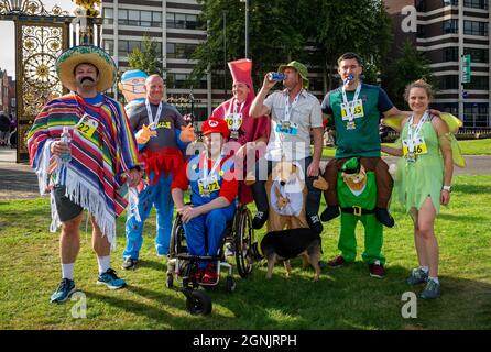 Warrington, Großbritannien. September 2021. Sonntag, 26. September 2021 - das Warrington Running Festival fand rund um die örtlichen Straßen statt, darunter ein Halbmarathon, 10.000, 5.000 und ein Kinderlauf. Organisiert von „Run Through“ begannen die Veranstaltungen von der Winmarleigh Street aus und endeten an den legendären Golden Gates vor Warrington's Town Hall Credit: John Hopkins/Alamy Live News Stockfoto