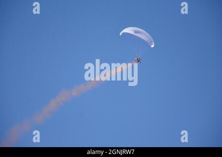 Srinagar, Kaschmir. September 2021. Ein Fallschirmjäger der Kashmirn Air Force (IAF) tritt während einer Flugshow der Kashmirn Air Force (IAF) in Srinagar auf.die Show wurde vom Surya Kiran Aerobatics Team der IAF gezeigt, Paramotor und ein angetriebenes Drachenflieger-Display fliegen an MiG-21 Bison vorbei, Kunstflug mit Su-30 Flugzeugen. Es enthielt auch Akashganga Fallschirmspringen Display. Kredit: SOPA Images Limited/Alamy Live Nachrichten Stockfoto