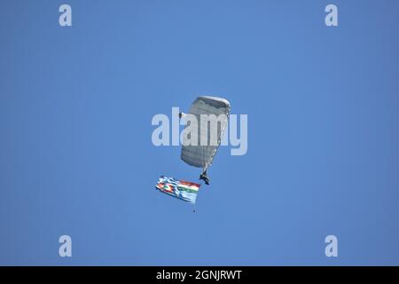 Srinagar, Kaschmir. September 2021. Ein Fallschirmjäger der Kashmirn Air Force (IAF) tritt während einer Flugshow der Kashmirn Air Force (IAF) in Srinagar auf.die Show wurde vom Surya Kiran Aerobatics Team der IAF gezeigt, Paramotor und ein angetriebenes Drachenflieger-Display fliegen an MiG-21 Bison vorbei, Kunstflug mit Su-30 Flugzeugen. Es enthielt auch Akashganga Fallschirmspringen Display. Kredit: SOPA Images Limited/Alamy Live Nachrichten Stockfoto