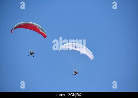 Srinagar, Kaschmir. September 2021. Fallschirmjäger der Kashmirn Air Force (IAF) treten während einer Flugshow der Kashmirn Air Force (IAF) in Srinagar auf.die Show wurde vom Surya Kiran Aerobatics Team der IAF, einem Paramotor und einem angetriebenen Drachenflieger, der an der MiG-21 Bison vorbeifliegt, einem Kunstflug mit Su-30 Flugzeugen, gezeigt. Es enthielt auch Akashganga Fallschirmspringen Display. Kredit: SOPA Images Limited/Alamy Live Nachrichten Stockfoto