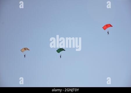 Srinagar, Kaschmir. September 2021. Fallschirmjäger der Kashmirn Air Force (IAF) treten während einer Flugshow der Kashmirn Air Force (IAF) in Srinagar auf.die Show wurde vom Surya Kiran Aerobatics Team der IAF, einem Paramotor und einem angetriebenen Drachenflieger, der an der MiG-21 Bison vorbeifliegt, einem Kunstflug mit Su-30 Flugzeugen, gezeigt. Es enthielt auch Akashganga Fallschirmspringen Display. Kredit: SOPA Images Limited/Alamy Live Nachrichten Stockfoto