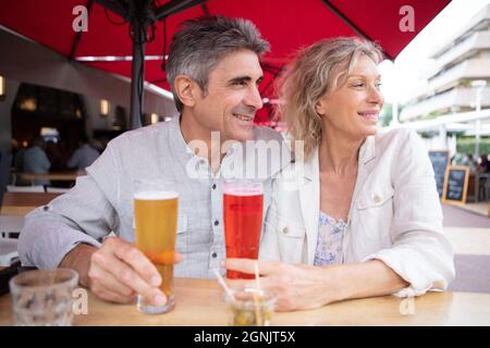 Reife Erwachsene Freunde trinken in einem Pub Stockfoto