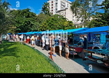 RIO DE JANEIRO, BRASILIEN - 4. MAI 2014: Menschen auf der Antiquitätenmesse in der Nähe von Gavea Stockfoto