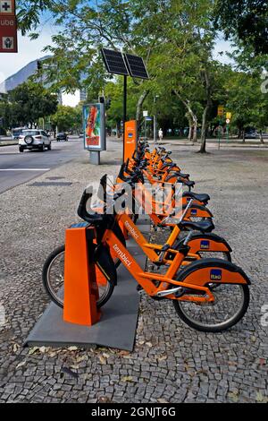 RIO DE JANEIRO, BRASILIEN - 1. DEZEMBER 2019: Fahrradverleih am Santos Dumont Platz, in Gavea Nachbarschaft Stockfoto