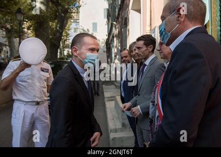 Barjols, Frankreich. September 2021. Olivier Dussopt ist vor dem Rathaus von Barjols zu sehen.Olivier Dussopt, Minister für öffentliche Finanzen, besucht das Departement Var. Er kommt, um die Investitionen des Staates im Rahmen des Plans France Relance nach der Krise des Coronavirus eingerichtet validieren. Kredit: SOPA Images Limited/Alamy Live Nachrichten Stockfoto