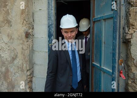 Barjols, Frankreich. September 2021. Olivier Dussopt ist mit einem weißen Helm auf dem Kopf zu sehen.Olivier Dussopt, Minister für öffentliche Finanzen, besucht das Departement Var. Er kommt, um die Investitionen des Staates im Rahmen des Plans France Relance nach der Krise des Coronavirus eingerichtet validieren. Kredit: SOPA Images Limited/Alamy Live Nachrichten Stockfoto