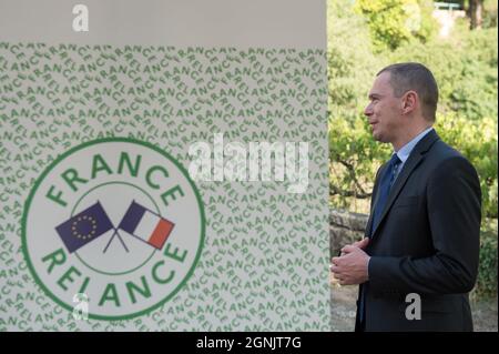 Barjols, Frankreich. September 2021. Olivier Dussopt ist neben einem Plakat des Regierungsprogramms 'France Relance' zu sehen.Olivier Dussopt, Minister für öffentliche Finanzen, besucht das Departement Var. Er kommt, um die Investitionen des Staates im Rahmen des Plans France Relance nach der Krise des Coronavirus eingerichtet validieren. Kredit: SOPA Images Limited/Alamy Live Nachrichten Stockfoto