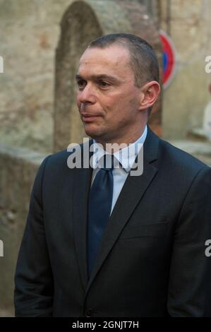 Barjols, Frankreich. September 2021. Olivier Dussopt, gesehen auf der Straße von Barjols.Olivier Dussopt, Minister für öffentliche Finanzen, besucht das Departement Var. Er kommt, um die Investitionen des Staates im Rahmen des Plans France Relance nach der Krise des Coronavirus eingerichtet validieren. Kredit: SOPA Images Limited/Alamy Live Nachrichten Stockfoto