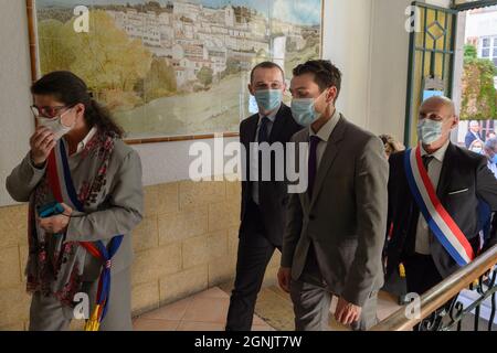 Barjols, Frankreich. September 2021. (L bis R) : Cathy Venturino-Gabelle, Olivier Dussopt, Fabien Matras und André Guiol werden beim Betreten des Rathauses von Barjols gesehen. Olivier Dussopt, Minister für öffentliche Finanzen, besucht das Departement Var. Er kommt, um die Investitionen des Staates im Rahmen des Plans France Relance nach der Krise des Coronavirus eingerichtet validieren. Kredit: SOPA Images Limited/Alamy Live Nachrichten Stockfoto