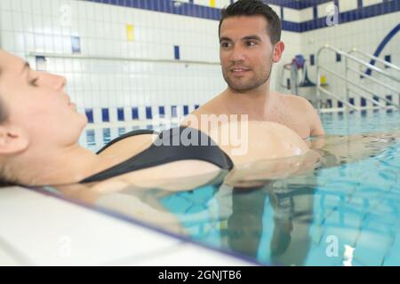 Schwanger Frau in einem Schwimmbad mit Ehemann Stockfoto