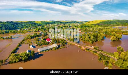 Überflutete Dörfer in der Westukraine. Hochwasser auf dem Dniester River. Blick von der fliegenden Drohne auf das Dorf Nyschniv nach wenigen Tagen des riesigen Regens. Disaster Konz Stockfoto