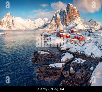 Landschaftsfotografie. Heller Winterblick auf Hamnoy Dorf, Lofoten Inseln. Malerische Morgenseelandschaft des norwegischen Meeres, Norwegens, Europas. Das Leben ist vorbei Stockfoto