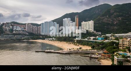 Repulse Bay and Beach, Hong Kong Island, vom Nautilus aus gesehen, einer Entwicklung von luxuriösen Stadthäusern in der South Bay Road Stockfoto