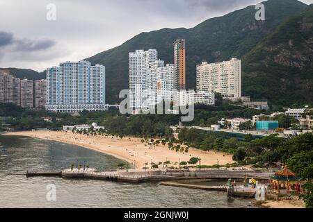 Repulse Bay and Beach, Hong Kong Island, vom Nautilus aus gesehen, einer Entwicklung von luxuriösen Stadthäusern in der South Bay Road Stockfoto