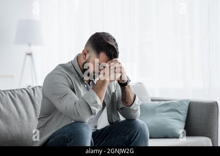 Gestresst von Arbeit, Arbeitslosigkeit, Angst, Herzschmerz und Depressionen Stockfoto