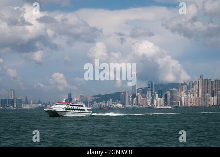 Eine Katamaranfähre mit mehr als 500 Sitzplätzen, die von Discovery Bay Transportation Services betrieben wird, fährt in die Discovery Bay auf der Insel Lantau, Hongkong, ein Stockfoto