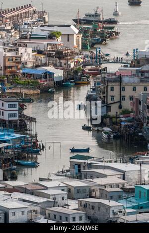 Teleansicht der Stelzenhäuser ('Pang uk') und der kleinen Boote in Tai O, Lantau Island, Hong Kong Stockfoto